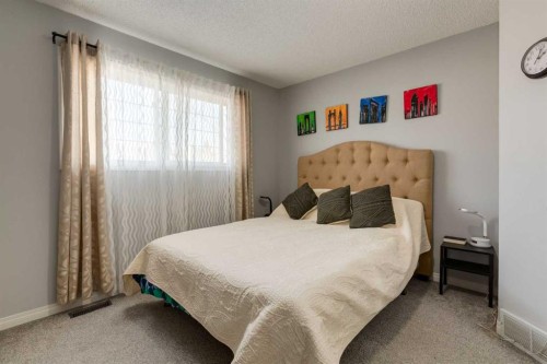 41 Harvest Glen Heights Ne, Calgary, AB - Indoor Photo Showing Bedroom