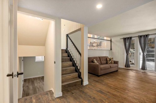 131 Stratton Crescent Sw, Calgary, AB - Indoor