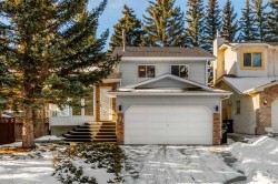 131 Stratton Crescent SW Calgary, AB T3H 1T7