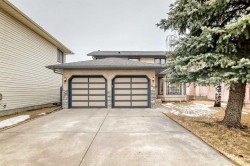 40 Harvest Glen Mews NE Calgary, AB T3K 4C2
