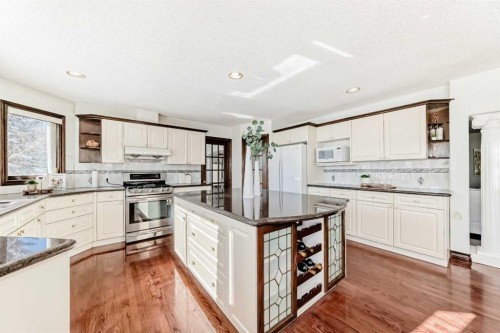 218 Schiller Place Nw, Calgary, AB - Indoor Photo Showing Kitchen