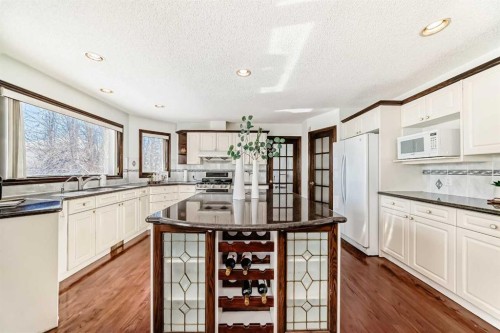 218 Schiller Place Nw, Calgary, AB - Indoor Photo Showing Kitchen