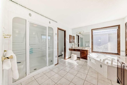 218 Schiller Place Nw, Calgary, AB - Indoor Photo Showing Bathroom