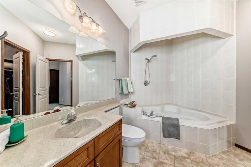 60 Hamptons Terrace Nw, Calgary, AB - Indoor Photo Showing Bathroom