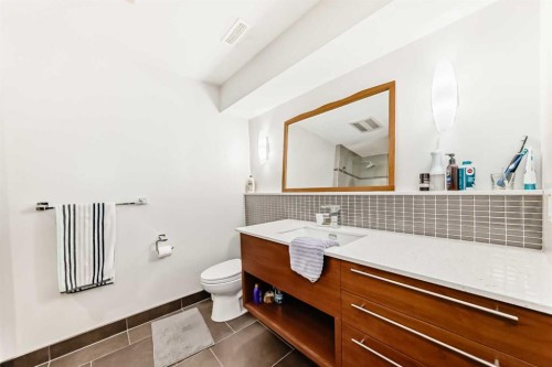 60 Hamptons Terrace Nw, Calgary, AB - Indoor Photo Showing Bathroom