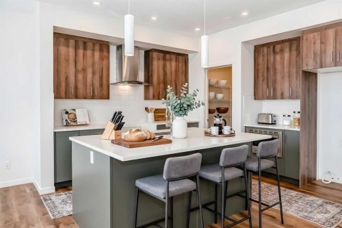 23 Bartlett Crescent Se, Calgary, AB - Indoor Photo Showing Kitchen