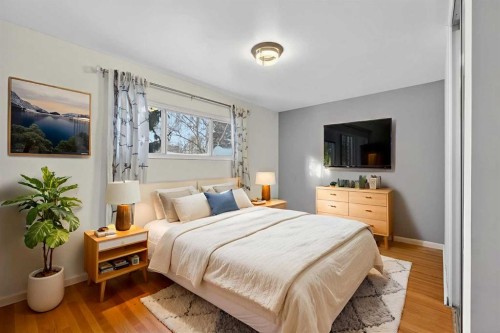 8416 7 Street Sw, Calgary, AB - Indoor Photo Showing Bedroom