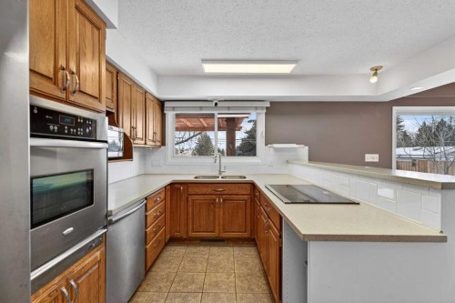 8416 7 Street Sw, Calgary, AB - Indoor Photo Showing Kitchen With Double Sink
