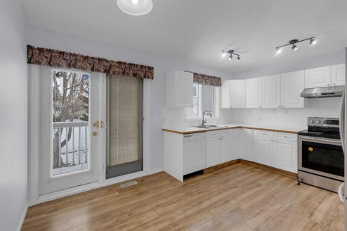 2-200 Sandstone Drive Nw, Calgary, AB - Indoor Photo Showing Kitchen