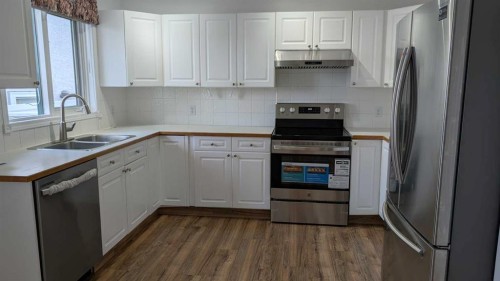 2-200 Sandstone Drive Nw, Calgary, AB - Indoor Photo Showing Kitchen With Double Sink