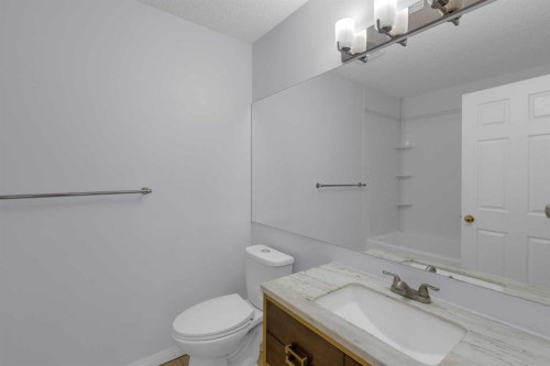 2-200 Sandstone Drive Nw, Calgary, AB - Indoor Photo Showing Bathroom
