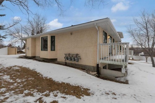 2-200 Sandstone Drive Nw, Calgary, AB - Outdoor