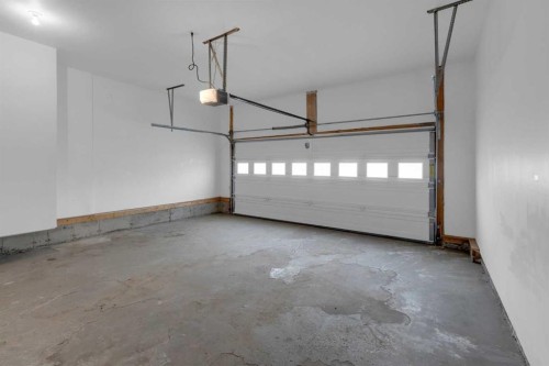 2-200 Sandstone Drive Nw, Calgary, AB - Indoor Photo Showing Garage