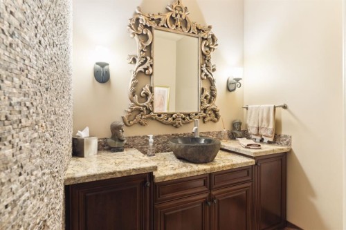 2248 9 Avenue Se, Calgary, AB - Indoor Photo Showing Bathroom