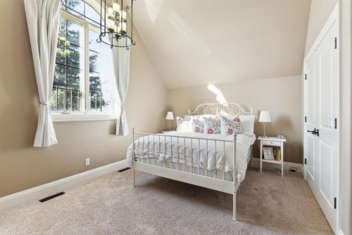 2248 9 Avenue Se, Calgary, AB - Indoor Photo Showing Bedroom