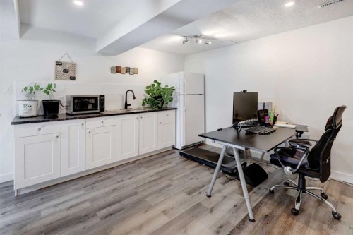 4721 Edmonton Trail Ne, Calgary, AB - Indoor Photo Showing Office