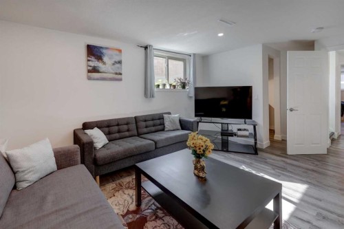 4721 Edmonton Trail Ne, Calgary, AB - Indoor Photo Showing Living Room