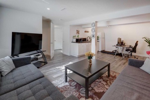 4721 Edmonton Trail Ne, Calgary, AB - Indoor Photo Showing Living Room