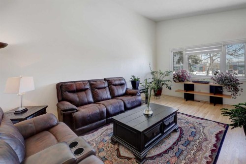 4721 Edmonton Trail Ne, Calgary, AB - Indoor Photo Showing Living Room