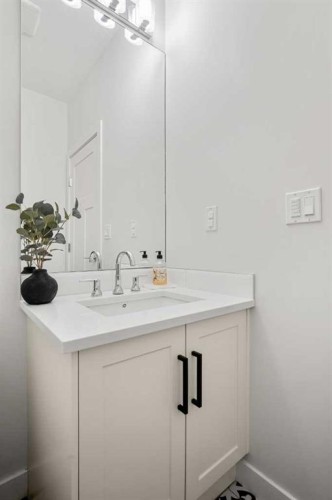 3917 2 Street Nw, Calgary, AB - Indoor Photo Showing Bathroom