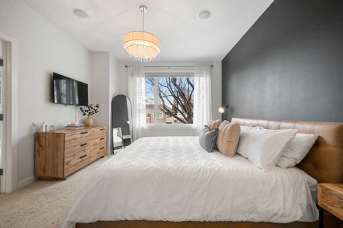3917 2 Street Nw, Calgary, AB - Indoor Photo Showing Bedroom