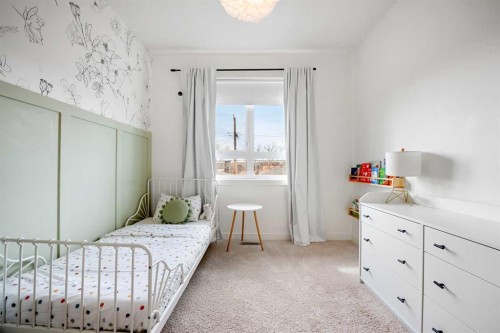 3917 2 Street Nw, Calgary, AB - Indoor Photo Showing Bedroom