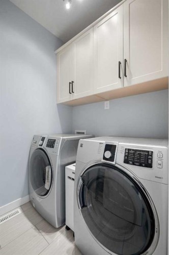 3917 2 Street Nw, Calgary, AB - Indoor Photo Showing Laundry Room