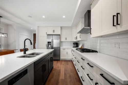 3917 2 Street Nw, Calgary, AB - Indoor Photo Showing Kitchen With Stainless Steel Kitchen With Double Sink With Upgraded Kitchen