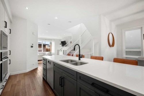 3917 2 Street Nw, Calgary, AB - Indoor Photo Showing Kitchen With Double Sink With Upgraded Kitchen