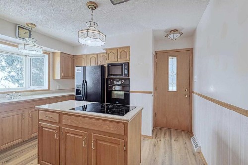 444 Woodland Crescent Se, Calgary, AB - Indoor Photo Showing Kitchen