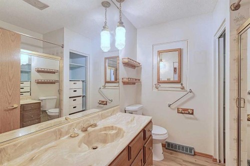 444 Woodland Crescent Se, Calgary, AB - Indoor Photo Showing Bathroom