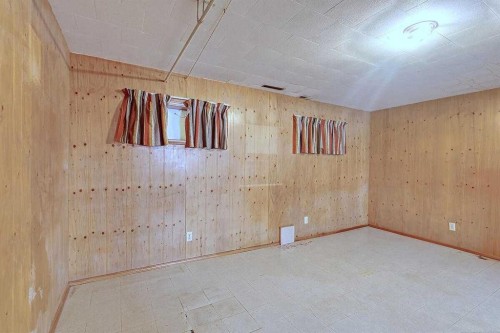 444 Woodland Crescent Se, Calgary, AB - Indoor Photo Showing Other Room