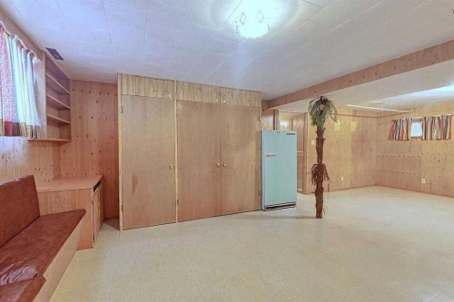 444 Woodland Crescent Se, Calgary, AB - Indoor