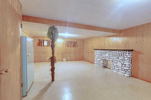 444 Woodland Crescent Se, Calgary, AB - Indoor Photo Showing Other Room