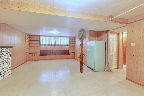 444 Woodland Crescent Se, Calgary, AB - Indoor