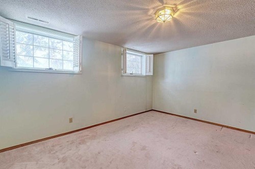 444 Woodland Crescent Se, Calgary, AB - Indoor Photo Showing Other Room