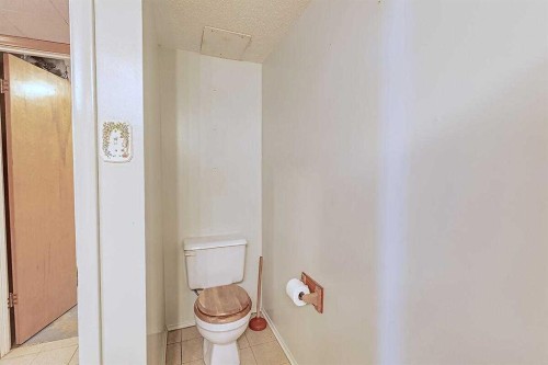 444 Woodland Crescent Se, Calgary, AB - Indoor Photo Showing Bathroom