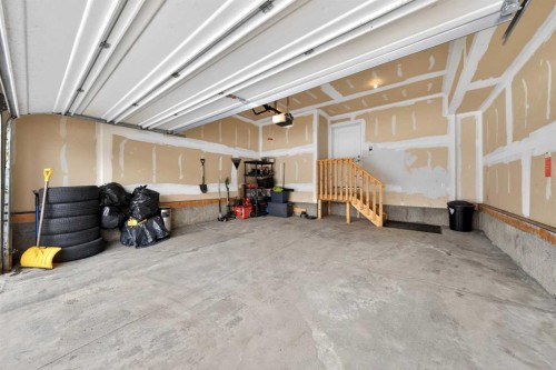 14 Evansfield Road Nw, Calgary, AB - Indoor Photo Showing Garage