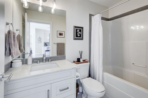 421-10 Walgrove Se, Calgary, AB - Indoor Photo Showing Bathroom