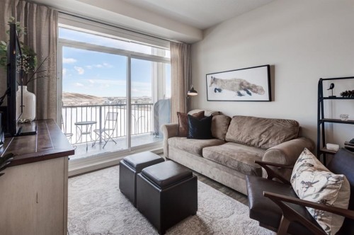 421-10 Walgrove Se, Calgary, AB - Indoor Photo Showing Living Room