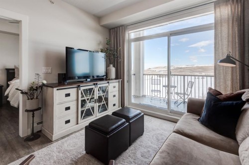 421-10 Walgrove Se, Calgary, AB - Indoor Photo Showing Living Room
