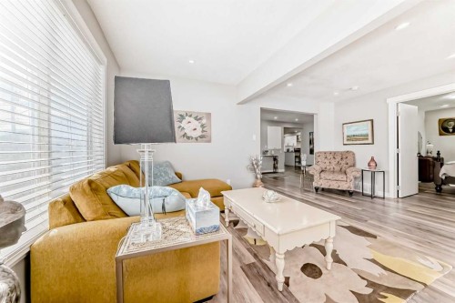 6403 35 Avenue Nw, Calgary, AB - Indoor Photo Showing Living Room