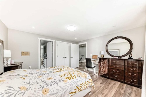 6403 35 Avenue Nw, Calgary, AB - Indoor Photo Showing Bedroom