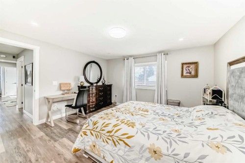 6403 35 Avenue Nw, Calgary, AB - Indoor Photo Showing Bedroom
