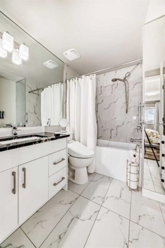 6403 35 Avenue Nw, Calgary, AB - Indoor Photo Showing Bathroom