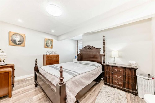 6403 35 Avenue Nw, Calgary, AB - Indoor Photo Showing Bedroom