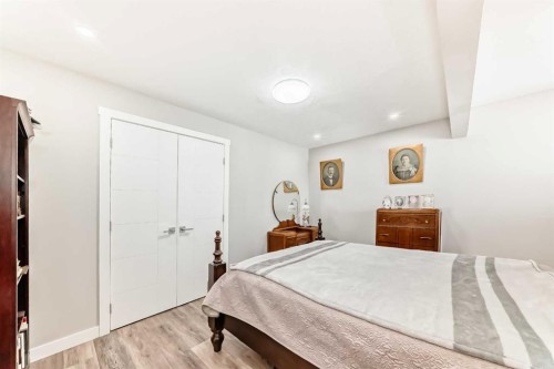 6403 35 Avenue Nw, Calgary, AB - Indoor Photo Showing Bedroom