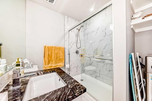 6403 35 Avenue Nw, Calgary, AB - Indoor Photo Showing Bathroom