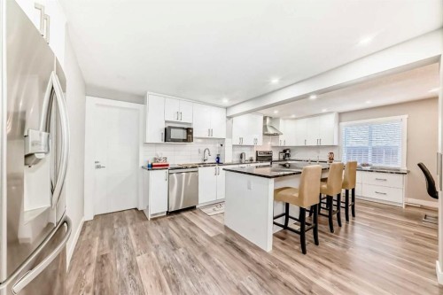 6403 35 Avenue Nw, Calgary, AB - Indoor Photo Showing Kitchen With Upgraded Kitchen