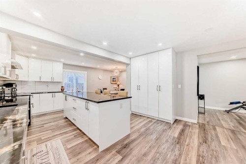 6403 35 Avenue Nw, Calgary, AB - Indoor Photo Showing Kitchen With Upgraded Kitchen